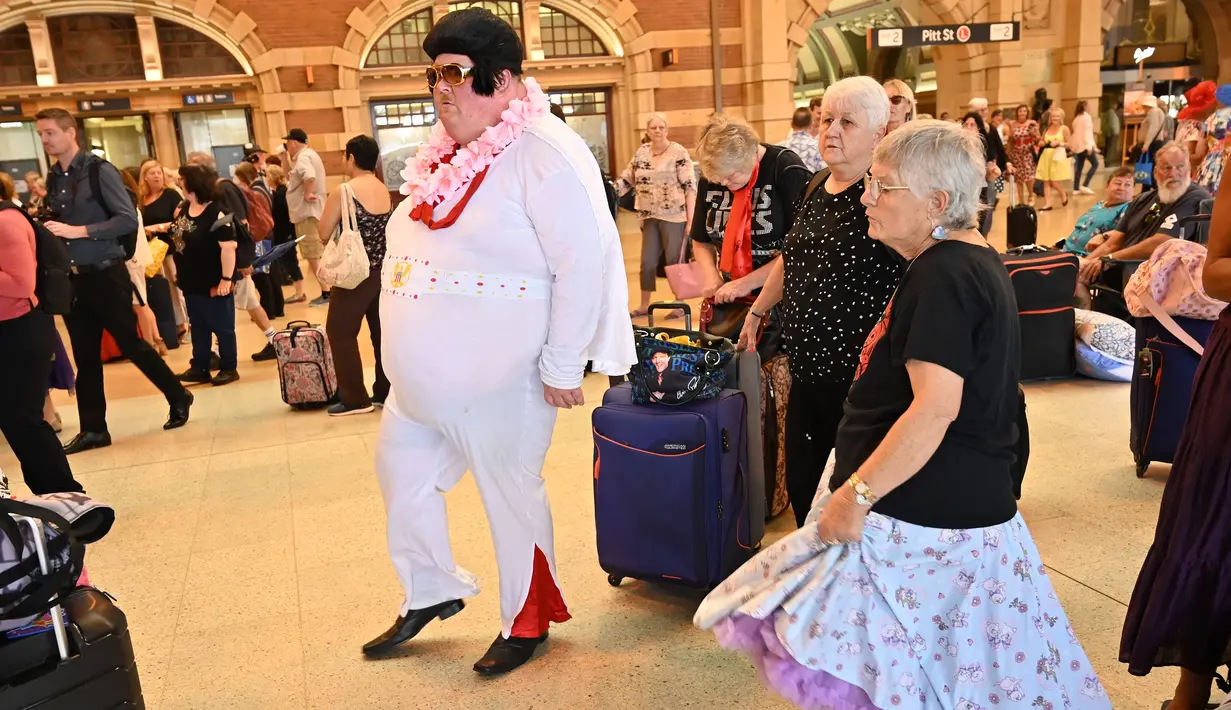 Penggemar Elvis Presley menari di Stasiun Central sebelum menghadiri The Parkes Elvis Festival di Sydney, Kamis (10/1). Festival yang digelar pertama kali pada tahun 1993 tersebut menampilkan semua hal dari Elvis. (PETER PARKS/AFP)