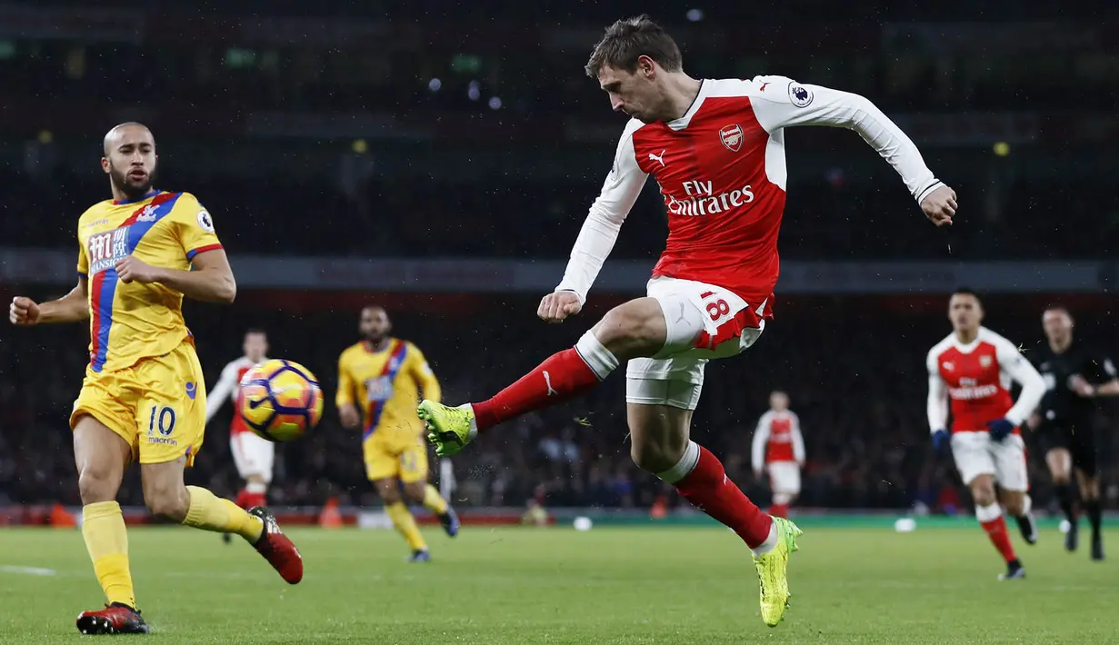 Bek Arsenal, Nacho Monreal, mengirimkan umpan saat melawan Crystal Palace. Sejak awal laga Arsenal terus menekan Palace, total The Gunners melakukan tujuh kali tembakan ke arah gawang, sementara Palace hanya empat kali. (Reuters/Stefan Wermuth)