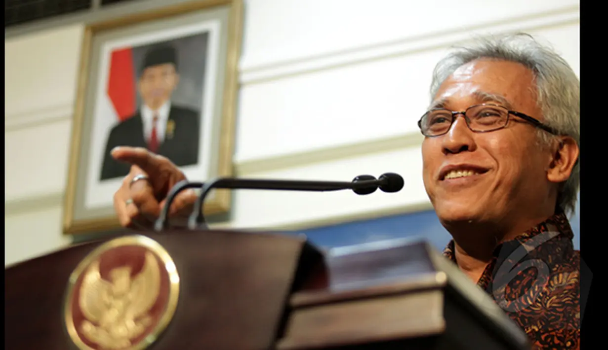 Musisi legendaris Iwan Fals  memberikan keterangan usai bertemu Presiden Joko Widodo di Istana Merdeka, Jakarta, Jumat (27/2/2015). Kedatangan Iwan Fals untuk membicarakan rencana konser akbar "Nyanyian Raya”. (Liputan6.com/Faizal Fanani)
