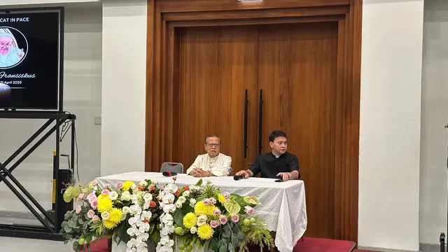 Uskup Agung Jakarta Kardinal Ignatius Suharyo saat menggelar konferensi pers terkait wafatnya Sri Paus Fransiskus di Gereja Katedral Jakarta, Sawah Besar, Jakarta Pusat, Senin (21/4/2025). (Liputan6.com/Nanda Perdana Putra)