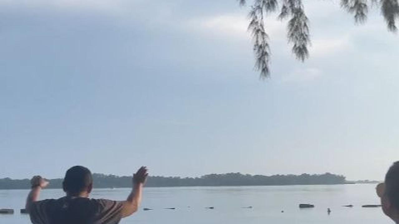Pulau keluarga Trihatmodjo memiliki pantai yang memesona dengan ombak yang tenang, ideal untuk santai. Kegembiraan Bambang melihat putrinya menikmati laut begitu nyata.