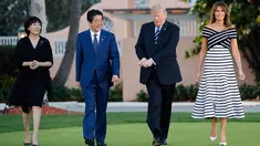 Presiden AS, Donald Trump didampingi Ibu Negara, Melania Trump berjalan bersama Perdana Menteri Jepang, Shinzo Abe dan istrinya Akie Abe untuk jamuan makan malam dalam pertemuan di Resor Mar-a-Lago, Florida, Selasa (17/4). (AP/Pablo Martinez Monsivais)