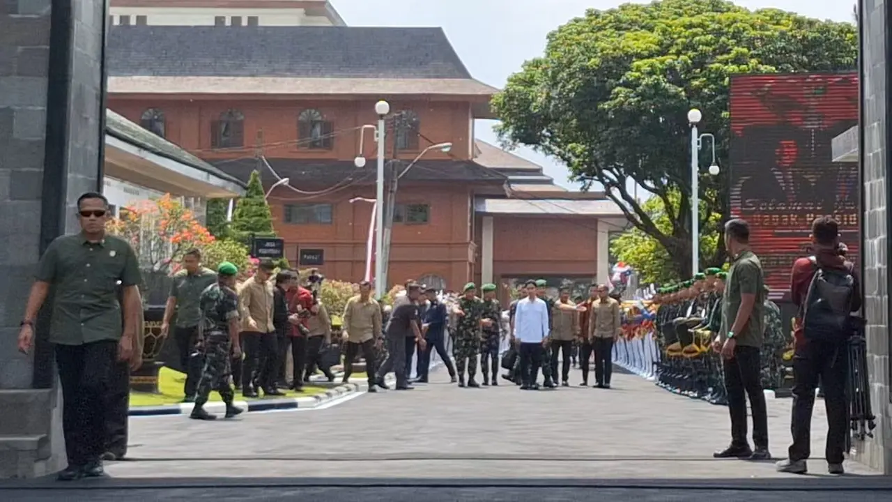 Wakil Presiden RI Gibran Rakabuming Raka meninggalkan Akademi Militer (Akmil) Magelang Jawa Tengah, usai menghadiro retret Kabinet Merah Putih, Minggu (27/10/2024).