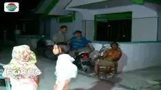 Hampir satu pekan pascagempa dan tsunami, aliran listrik belum menyentuh Kota Palu. Akibatnya, Palu menjadi gelap gulita saat malam hari.