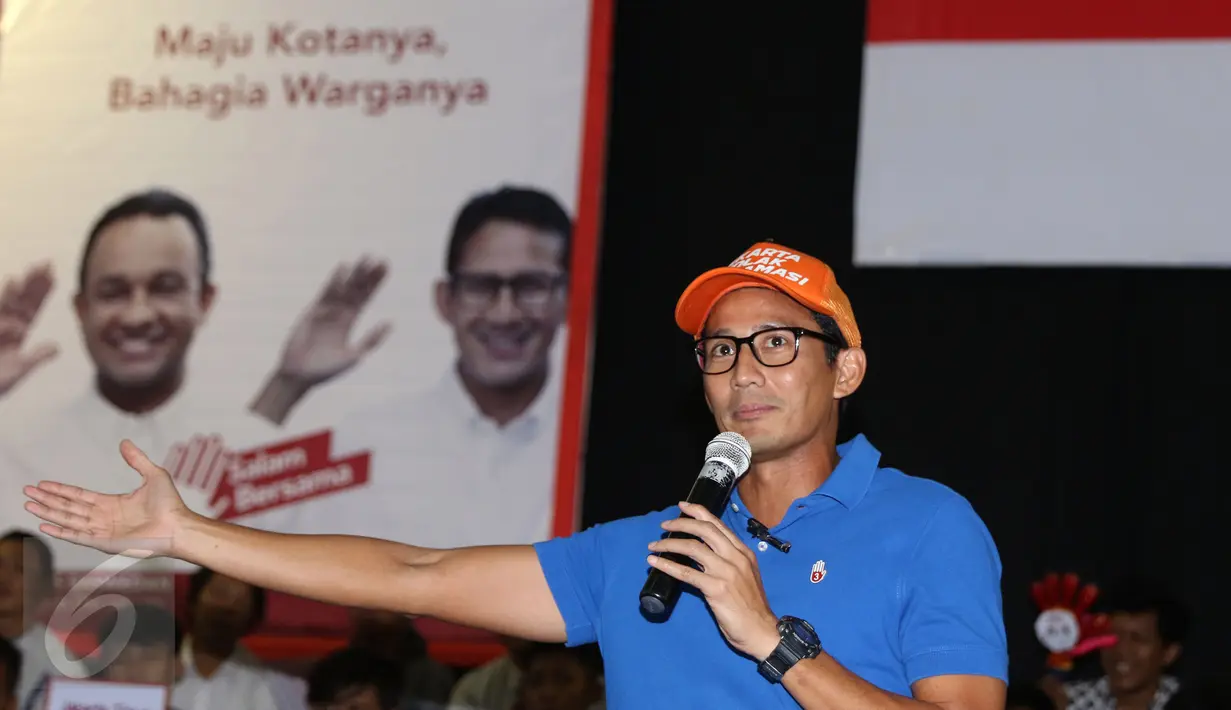 Cawagub DKI Jakarta, Sandiaga S Uno saat melakukan tatap muka dan tanya jawab dengan pemuda di GOR Jakarta Timur, Rabu (4/1). Anies Sandi memaparkan rencana pembangunan beberapa sarana olahraga. (Liputan6.com/Helmi Fithriansyah)