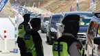 Petugas kepolisian mengatur kendaraan yang melintasi Tanjakan Kali Kenteng di jalan tol fungsional Salatiga-Boyolali, Jawa Tengah, Senin (18/6). Jalan tol ini akan dibukan selama 24 jam selama arus balik Lebaran 2018. (Liputan6.com/Gholib)