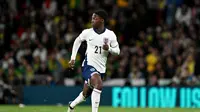 Aksi Kobbie Mainoo melakoni debutnya di Timnas Inggris saat berhadapan dengan Brasil pada laga uji coba di Stadion Wembley, Minggu (24/3/2024) dini hari WIB. (Dok. Bola.com/Twitter England)