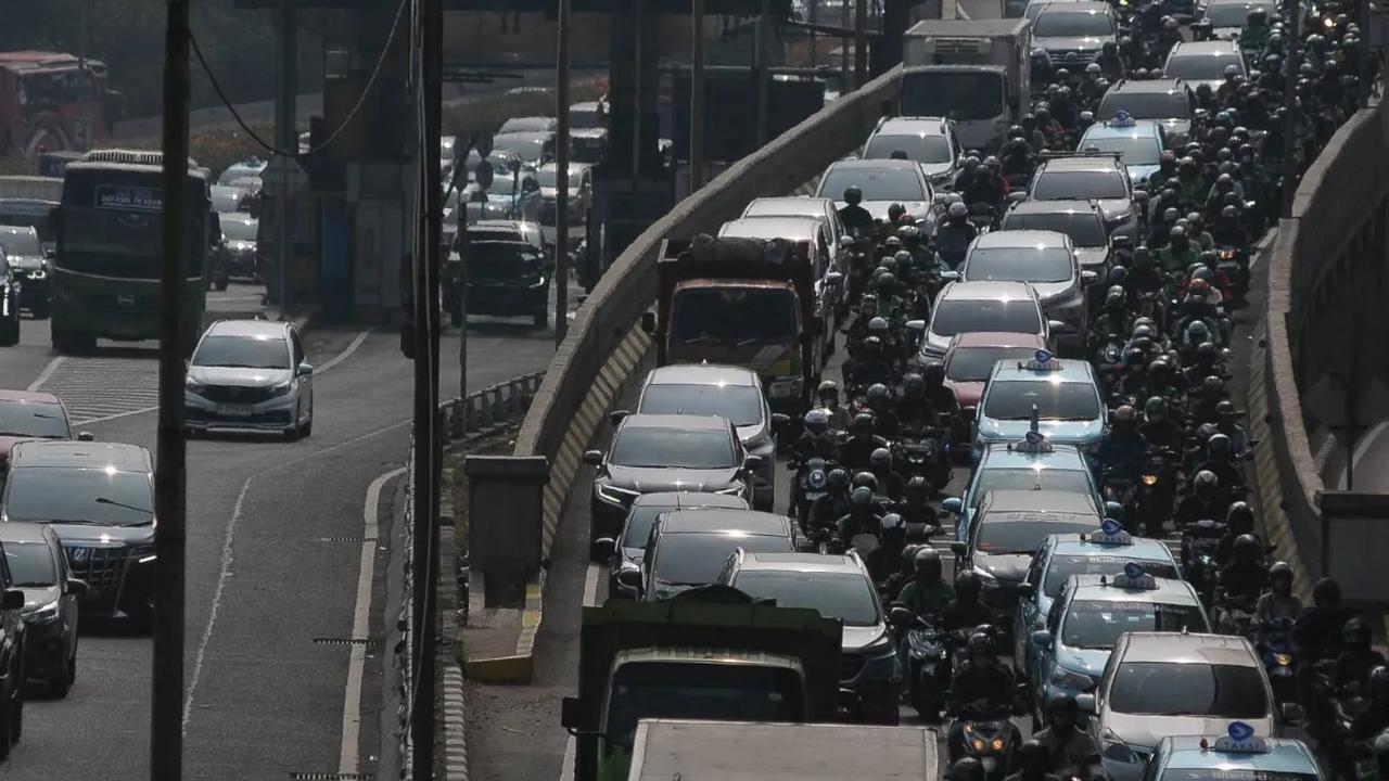 Kondisi Jalan Gatot Subroto yang padat merayap dipenuhi kendaraan pada jam sibuk di kawasan Pancoran, Jakarta, Senin (13/11/2023).<br>