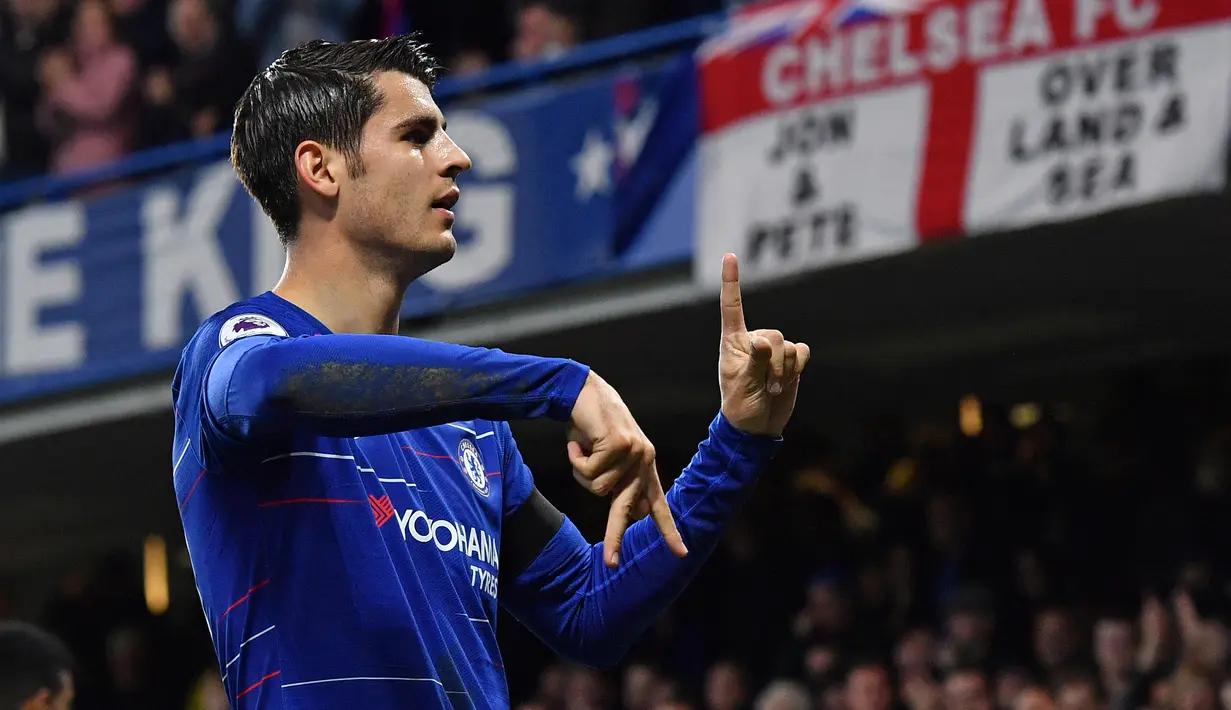Selebrasi striker Chelsea, Alvaro Morata setelah menjebol gawang Crystal Palace pada laga lanjutan Liga Inggris 2018/2019 di Stamford Bridge, London (4/11/2018). Setelah didatangkan Chelsea dari Real Madrid pada awal musim 2017/2018, Alvaro Morata dijual ke Atletico Madrid pada awal musim 2020/2021 senilai 35 juta euro atau kini setara Rp575 miliar. (AFP/Ben Stansall)