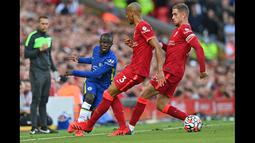 Jurgen Klopp berhasil meracik duet lini tengah Liverpool lewat Jordan Henderson (kanan) dan Fabinho (tengah). Henderson merupakan sosok yang cerdas, ulet, dan berjiwa pemimpin. Sedangkan Fabinho merupakan salah satu gelandang bertahan paling tenang di era sepak bola modern ini. (AFP/Paul Ellis)