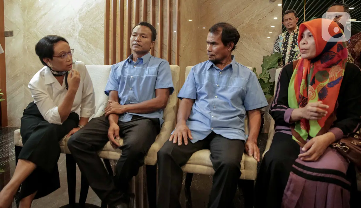 Menteri Luar Negeri Retno Marsudi berbincang dengan dua ABK WNI saat upacara serah terima di Jakarta, Kamis (26/12/2019). Maharudin Lunani (48) dan Samiun Maneu (27) yang disandera kelompok Abu Sayyaf di Filipina berhasil dibebaskan pada 22 Desember 2019. (Liputan6.com/Faizal Fanani)