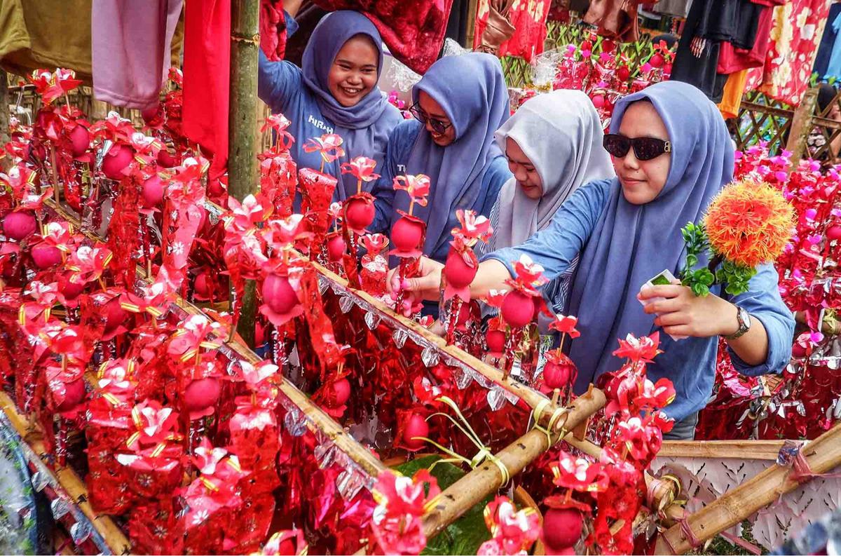 Judul: Uniknya Tradisi Maulid Nabi dengan Miniatur Perahu Pinisi di Maros Sulsel