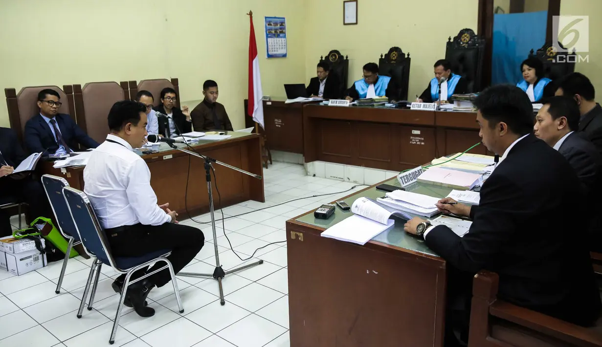 Suasana Sidang ke-6 perkara Fiktif Positif di Pengadilan Tinggi Usaha Negara Jakarta, Rabu (24/5). Dalam perkara ini, belasan anggota DPD menggugat proses pengambilan sumpah Oesman Sapta, Nono Sampono, dan Darmayanti Lubis. (Liputan6.com/Faizal Fanani)