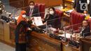 Ketua DPR Puan Maharani menerima dokumen pendapat dari anggota fraksi PKS Kurniasih Mufidayanti paad Rapat Paripurna di Kompleks Parlemen, Jakarta, Selasa (18/1/2022). Dalam rapat DPR mengesahkan RUU Tindak Pidana Kekerasan Seksual (TPKS) menjadi RUU Inisiatif DPR RI. (Liputan6.com/Angga Yuniar)