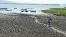 Nelayan bersiap mencari ikan kala kekeringan melanda Danau Limboto, Gorontalo, Sabtu (22/9). Kemarau yang melanda Gorontalo dalam dua bulan terakhir berdampak pada keringnya Danau Limboto. (Liputan6.com/Arfandi Ibrahim)