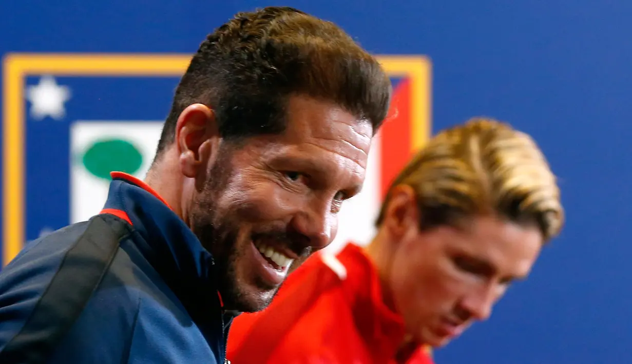 Pelatih Atletico Madrid, Diego Simeone dan penyerang Fernando Torres saat konferensi pers sebelum pertandingan semifinal UEFA Champions League melawan Bayern Munich di stadion Vicente Calderon, Spanyol, (26/04/2016).(REUTERS / Michael Dalder)