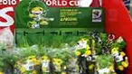 Berburu pernak-pernik sepakbola Piala Dunia 2010 masih menjadi tradisi sebagian warga. Mau dapat dengan harga murah, bisa coba datang ke kawasan Mangga Dua, Jakut. 