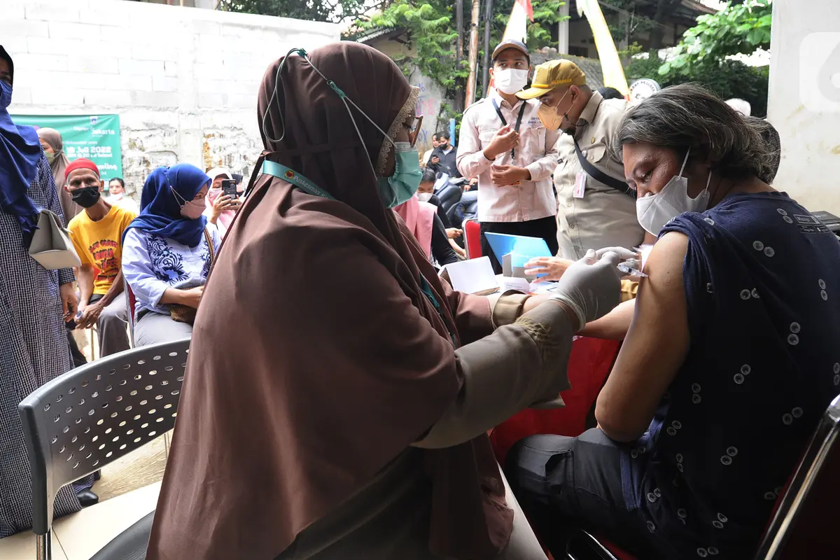 FOTO: Antusiasme Warga Jalani Vaksinasi Booster COVID-19