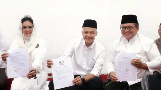 Calon Presiden (Capres) Ganjar Pranowo hadir dalam acara Selawat Kebangsaan di Pondok Pesantren Nurul Huda, Kabupaten Bekasi, Jawa Barat pada Kamis (14/12/2023).