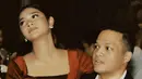 Di momen kejutan ultah Naysilla, pasangan ini tampil bergaya klasik dengan gaya yang bold merah hitam [@naymirdad]