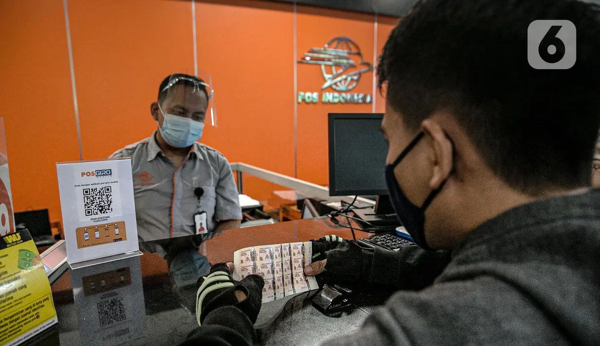 Seorang pria melihat materai Rp. 10.000 di Kantor Pos Pusat, Jakarta, Senin (1/2/2021). Pemerintah menetapkan bea materai Rp 10.000 wajib digunakan untuk dokumen yang dibuat mengenai suatu kejadian yang bersifat perdata. (Liputan6.com/Faizal Fanani)