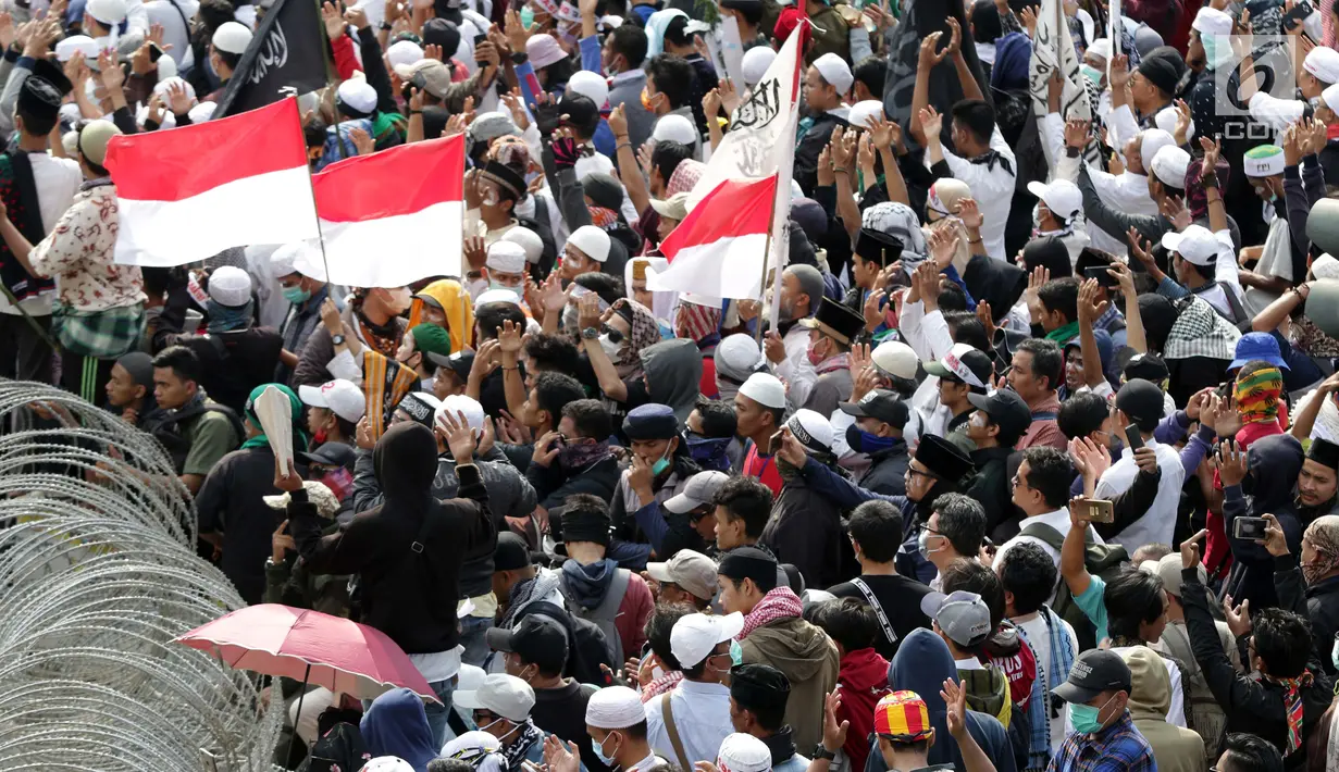 Kerumunan peserta aksi massa Gerakan Nasional Kedaulatan Rakyat saat melakukan unjuk rasa di perempatan dekat Gedung Bawaslu, Jakarta, Rabu (22/5/2019). Dalam aksinya, mereka meminta Bawaslu memeriksa kembali hasil Pemilu 2019. (Liputan6.com/Helmi Fithriansyah)