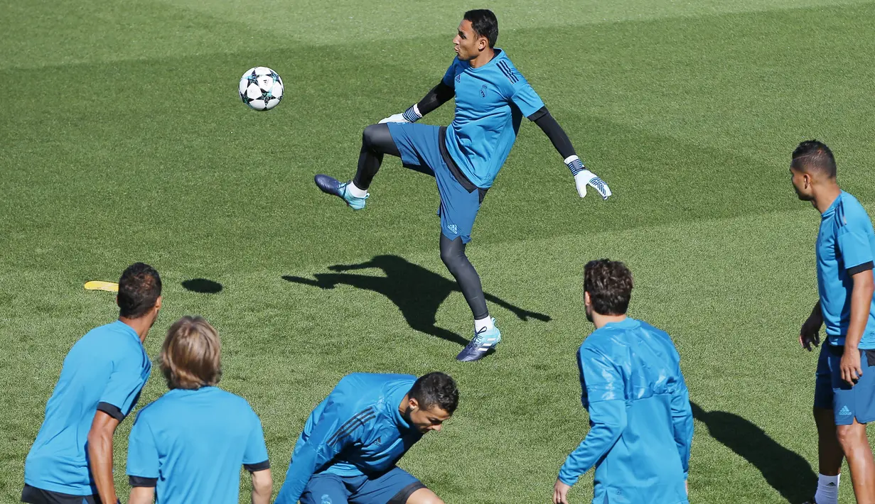 Kiper Real Madrid, Keylor Navas,mengontrol bola saat mengikuti sesi latihan jelang laga Liga Champions di Madrid, Selasa (12/9/2017). Real Madrid akan berhadapan dengan  Apoel FC. (AP/Paul White)
