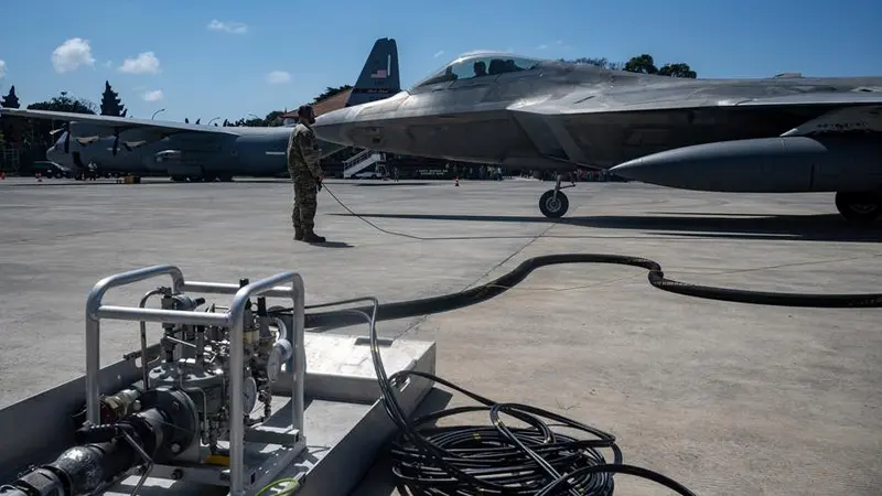 Empat pesawat F-22 Raptor, pesawat tempur generasi kelima milik Angkatan Udara Amerika Serikat, telah mendarat di Bandara Internasional Bali pada tanggal 6 Agustus 2023. (Kedubes AS di Indonesia)