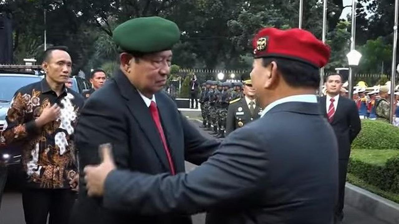 Di awal video yang dibagikan, mengunggah momen saat Menhan Prabowo Subianto menyambut kedatangan SBY.