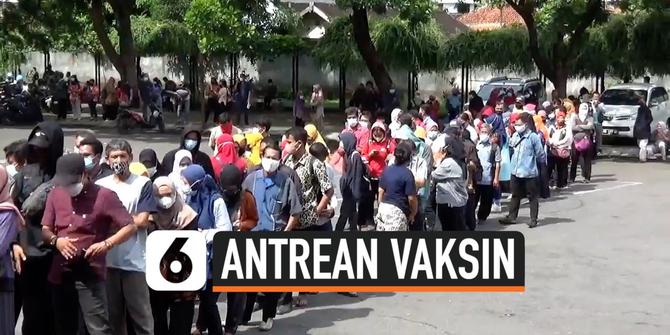 VIDEO: Berkerumun, Antrean Vaksin Covid-19 Dibubarkan Petugas