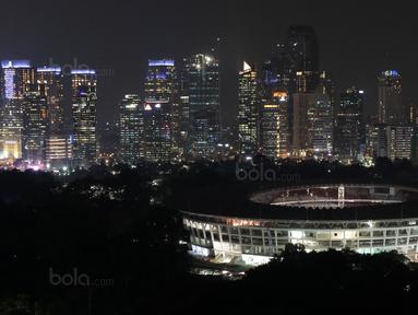 Suasana malam Stadion Utama Gelora Bung Karno, Jakarta, (12/9/2017). Stadion Utama GBK dan kawasan olah raga senayan bersolek menyambut ASIAN Games 2018. (Bola.com/Nicklas Hanoatubun) 