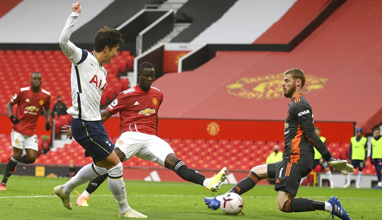 Pemain Tottenham Hotspur Son Heung-min (kiri) mencetak gol ke gawang Manchester United pada pertandingan Liga Premier Inggris di Old Trafford, Manchester, Inggris, Minggu (4/10/2020). Tottenham Hotspur mengalahkan Manchester United 6-1. (Oli Scarff/Pool via AP)