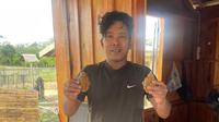 Seorang petani di Konawe Selatan menemukan granat nanas dalam empang, awalnya mengira batu berharga,(Liputan6.com/Ahmad Akbar Fua)