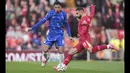 Pemain Liverpool, Mohamed Salah (kanan) melepaskan umpan dibayangi pemain Chelsea, Levi Colwill pada laga lanjutan Liga Inggris 2024/2025 di Anfield, Liverpool, Inggris, Minggu (20/11/2024). (AP Photo/Jon Super)