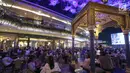 Suasana waktu berbuka puasa atau ngabuburit di Avenue of The star Lippo Mall Kemang, Jakarta, Sabtu (26/5). Lippo Mall Indonesia menggelar rangkaian kegiatan Ramadan yang mengusung tema Pesona Ramadan. (Liputan6.com/Fery Pradolo)