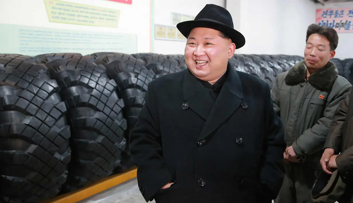 Pemimpin Korut, Kim Jong-un tersenyum saat mengecek pabrik ban lokal di Provinsi Chagang, Korea Utara pada 3 Desember 2017. (KCNA/via AP)