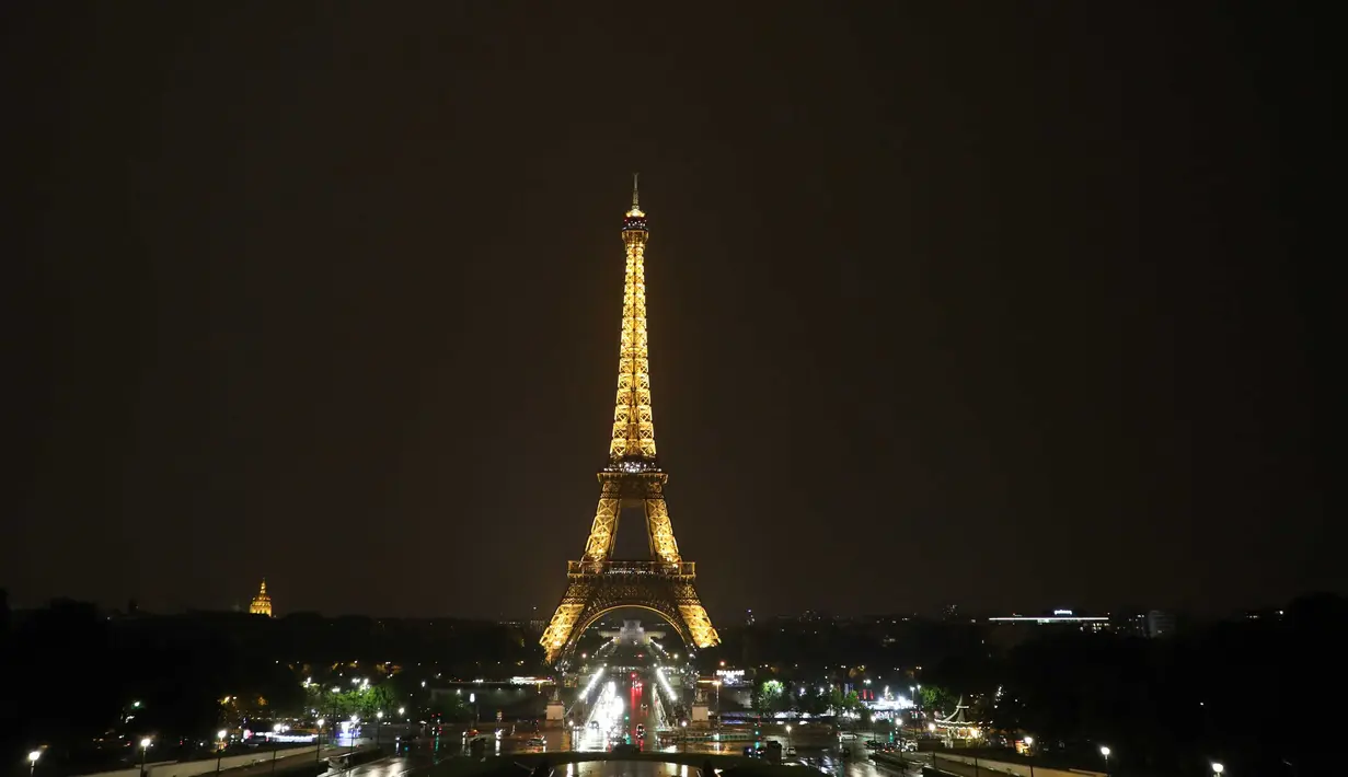Suasana pemandangan Menara Eiffel yang diterangi lampu dari Trocadero Plaza di Paris, Prancis (1/9).( AFP Photo/Ludovic Marin)