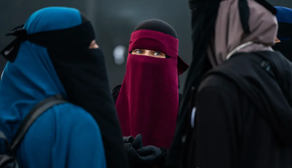 Kelompok Kvinder i Dialog berbincang saat mengadakan demonstrasi menentang denda pertama yang diberikan karena mengenakan cadar di Kopenhagen, Denmark, Jumat (10/8). (Martin Sylvest/Ritzau Scanpix/AFP)