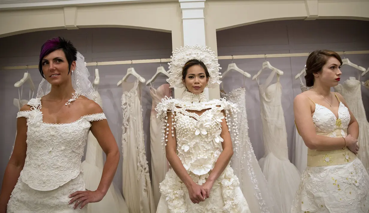 Model menunggu giliran jelang kontes gaun pengantin yang terbuat dari tisu toilet di Butik Kleinfled's Bridal, New York, 17 Juni 2015. Peserta hanya diperbolehkan membuat gaun ini dari bahan tisu toilet, lem, jarum dan benang. (REUTERS/Brendan McDermid)