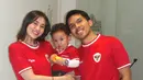 Aaliyah Massaid dan Thoriq Halilintar tampil dengan kompak dengan jersey yang senada. Hanya saja, Aaliyah memadukannya dengan celana putih sementara Thariq Halilintar pilih celana hitam [@thariqhalilintar]