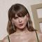 Penyanyi-penulis lagu AS Taylor Swift tiba untuk menghadiri ajang Golden Globe Awards tahunan ke-81 atau Golden Globes 2024 di hotel The Beverly Hilton di Beverly Hills, California, Minggu (7/1/2024). (Michael TRAN / AFP)