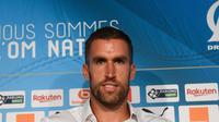 Gelandang baru Marseille, Kevin Strootman berpose dengan jersey klub barunya selama presentasi dirinya di Marseille, Prancis, (28/8). Pemain asal Belanda ini di beli Marseille dari AS Roma sebesar 25 juta euro. (AFP Photo/Christophe Simon)