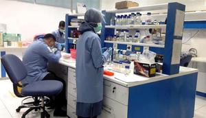 Ruang lab Dexa Laboratories of Biomolecular Sciences (DLBS) Dexa Group, Cikarang, Bekasi yang juga memproduksi Obat Modern Asli Indonesia. (Liputan6.com/Fitri Haryanti Harsono)