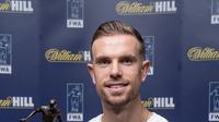 Gelandang Liverpool, Jordan Henderson meraih penghargaan terbaik versi FWA. (Dok. Twitter/The FWA Official)