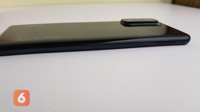 Sisi samping Redmi Note 10 Pro (Liputan6.com/ Agustin Setyo W)
