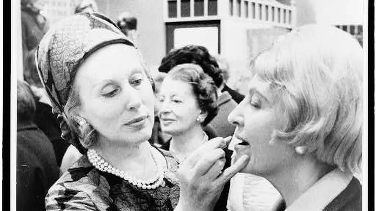 Estée Lauder meninggal pada 24 April 2004 akibat gagal jantung di kediamannya, New York, Amerika Serikat (kiri). (Loc.gov)