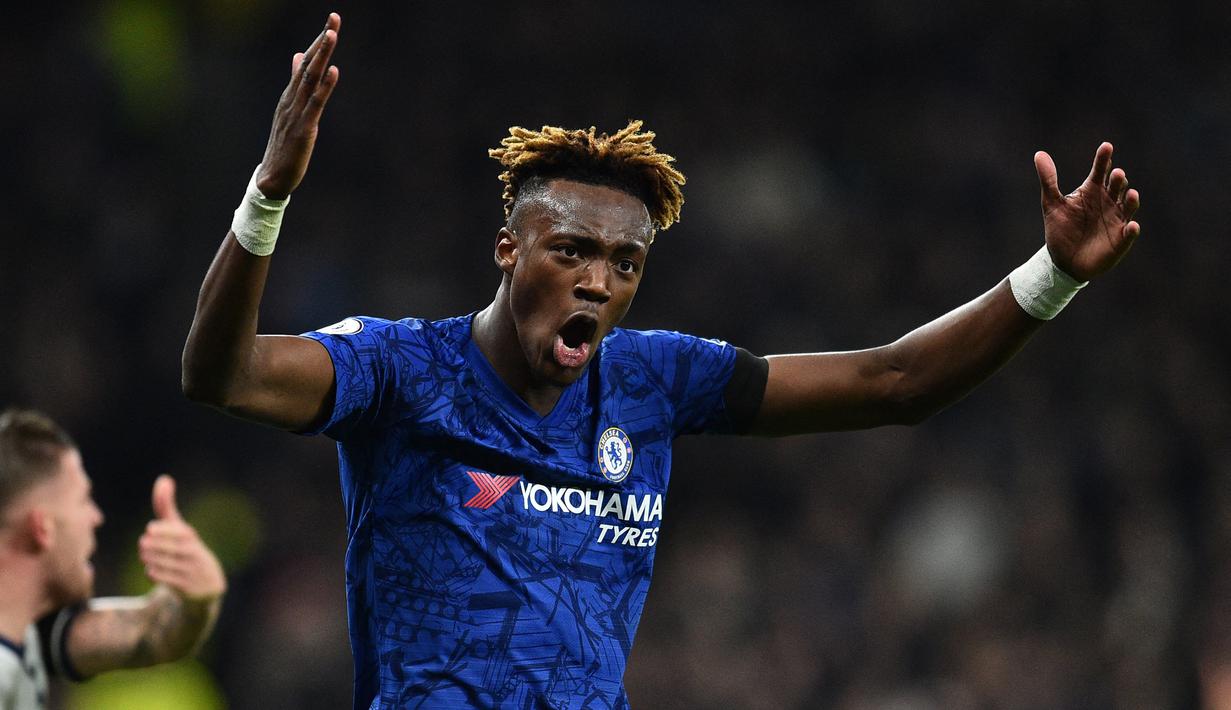 Tammy Abraham. Striker Inggris berusia 24 tahun yang kini memasuki musim pertama bersama AS Roma ini sebelumnya mampu menjadi top skor Chelsea di musim 2019/2020. Ia mampu mencetak 15 gol dan 4 assist dari 34 laga di Liga Inggris di musim tersebut. (AFP/Glyn Kirk)
