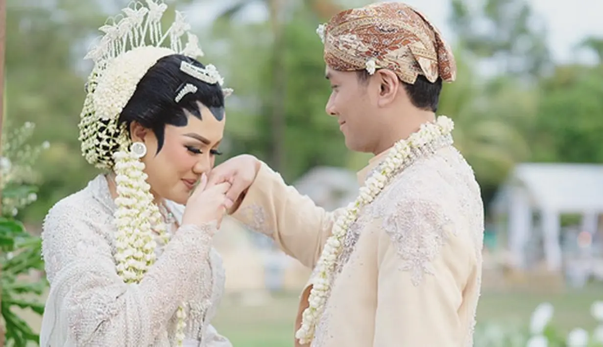 Malam itu, musisi yang juga Anggota DPR Anang Hermansyah beserta istri, Ashanty terlihat hadir. Keduanya juga menghibur para tamu undangan yang hadir dengan membawakan lagu Jodohku. (Instagram/aldiphotoofficial)