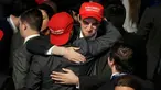 Dua pendukung capres dari Partai Republik Donald Trump saling berpelukan saat menyaksikan hasil perhitungan suara Pilpres AS 2016 di Manhattan, New York, AS, (8/11). (REUTERS/Mike Segar)
