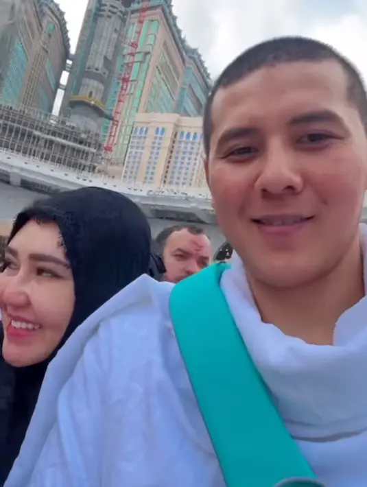 Sedangkan Chevra sendiri juga sukses bikin pangling berkat penampilan plontosnya. Sebagai rangkaian tata cara Umroh, Chevra ikut memangkas rambutnya jadi super pendek.